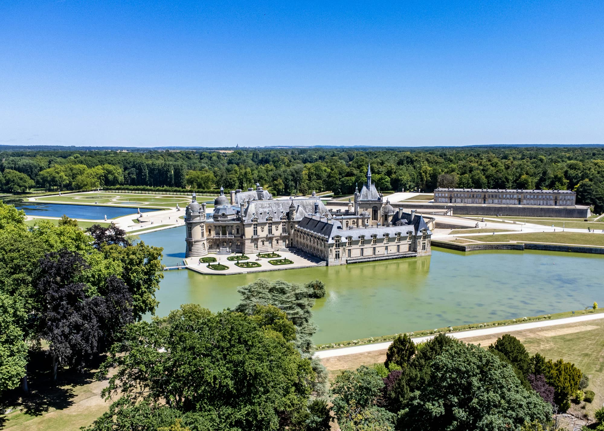 The château, the water and the park
